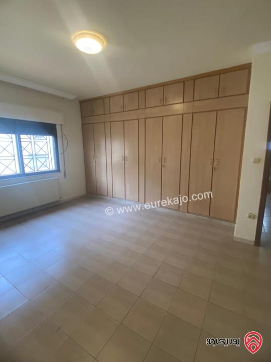 شقة طابق ثالث مساحة 180م للبيع في عمان - الرابية