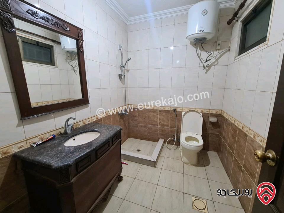 شقة أرضية مساحة 250م داخلي و 300م خارجي للإيجار مفروشة في عمان - الجبيهة قريبة من الخدمات