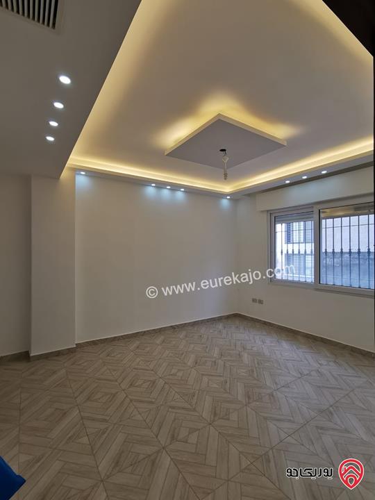 فيلا مع شقتين مساحة 800م على أرض 750م للبيع بإطلالة خلابة في عمان - بدر الجديدة من المالك مباشرة 