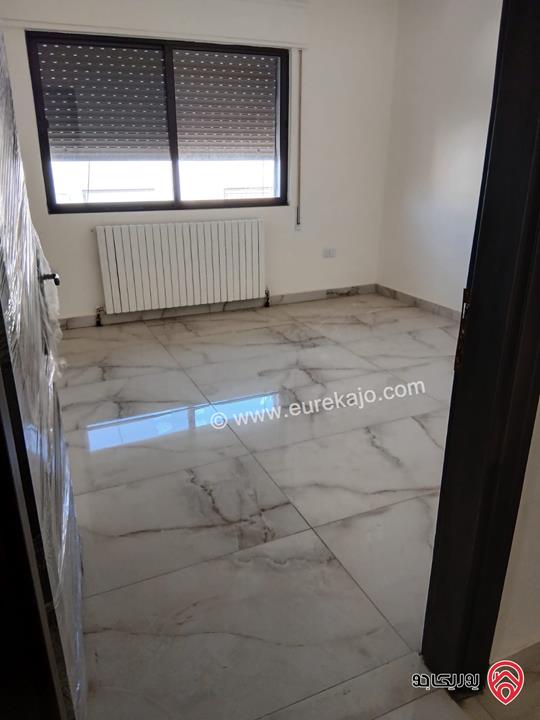 شقة طابق ثالث مساحة 244م للبيع في عمان - الرابية