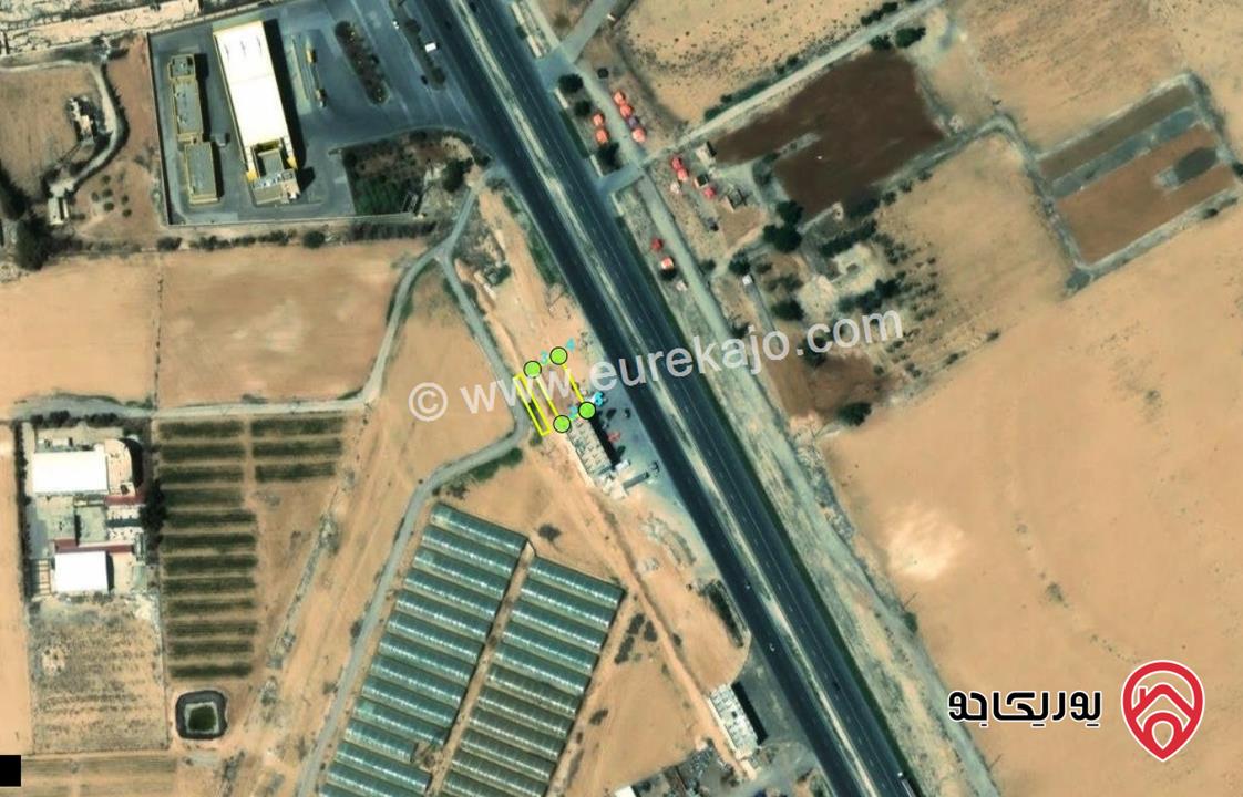 قطعة ارض مساحة 422م تقع على الشارع الرئيسي باتجاه عمان العقبة واجهة 30م على الشارع ويوجد خلف القطعة فضلة للبلدية متاحة للبيع فقط للقطعة نفسها ويوجد بجانبها مجمع تجاري 8 مخازن تجارية مؤجرة 