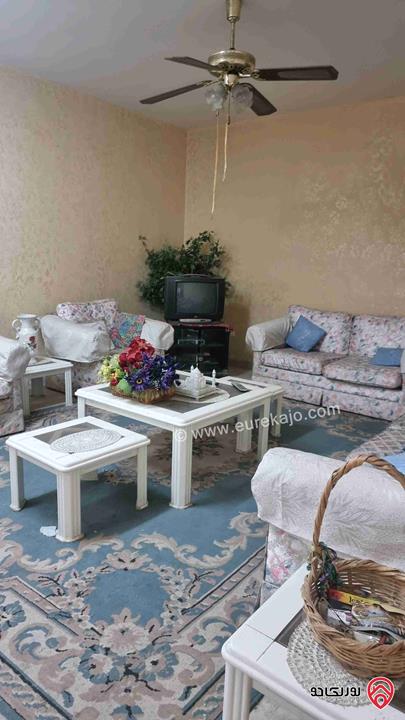 شقه للبيع في جبل الحسين طابق اول بناء قديم مساحتها 180متر