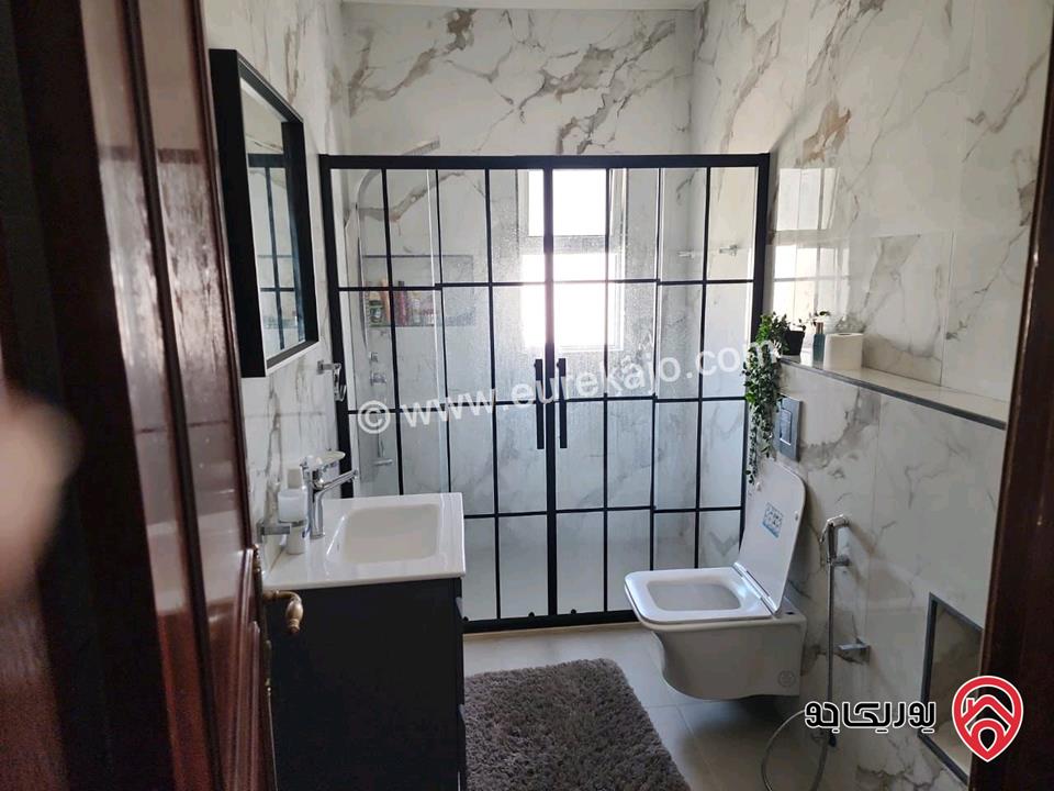 شقة طابقية مع روف المساحة الكلية 490م للبيع في عمان - خلدا مطلة على دابوق