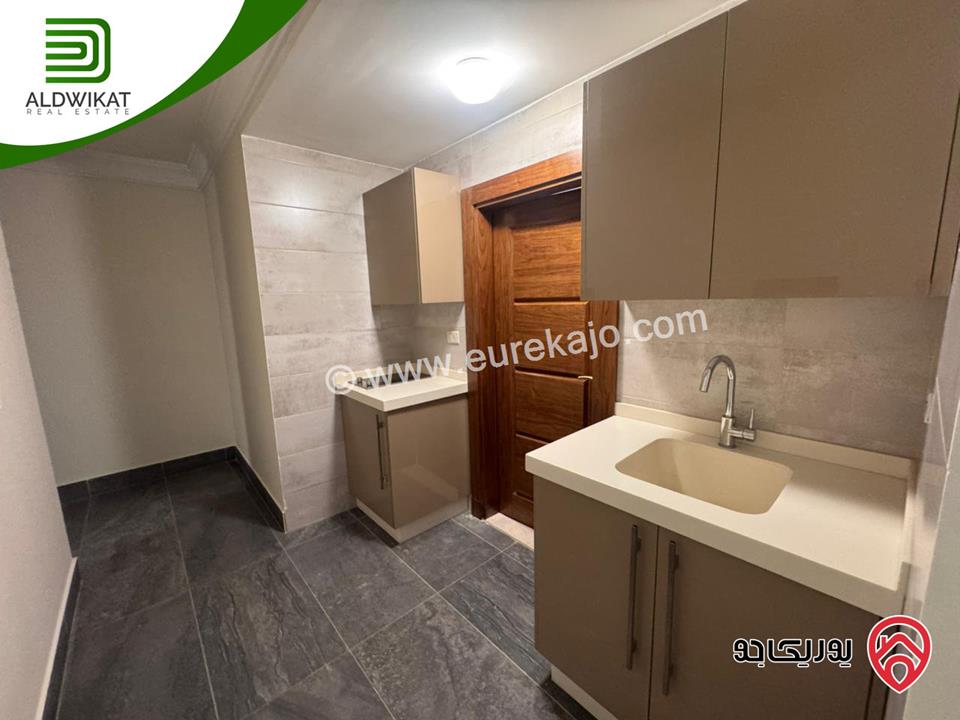 فيلا متلاصقة للبيع او للايجار في عبدون قرب الاسفاره الامريكيه مساحة الارض 500م ومساحة البناء 700م ومساحة الحديقة 200م موقع مميز واطلالة خلابة منطقة فلل واصل جميع الخدمات 