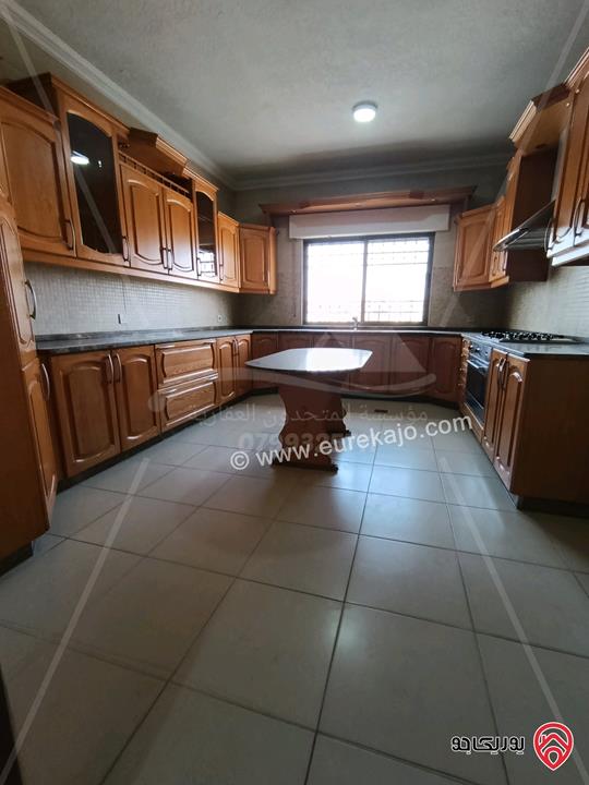 شقة مساحة 240م طابق ثالث للإيجار فارغة في عمان - ام السماق