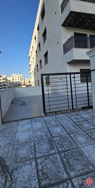 شقة أرضية مساحة 200م داخلي و 40م خارجي للبيع في عمان -  الجبيهة