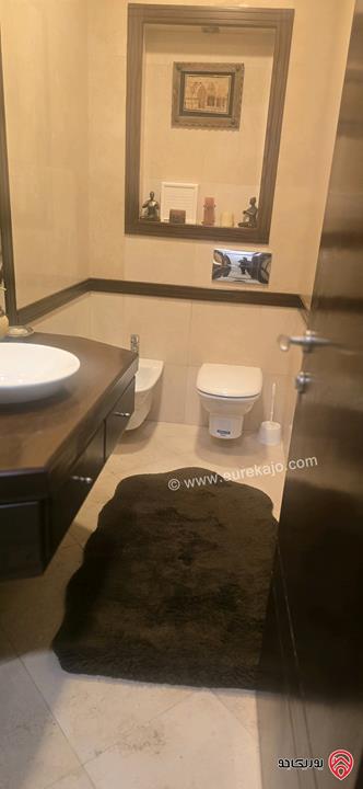 شقة ارضية مساحة 248م مع توسعة 10م مقززة حديقة وتراسات 350م للبيع في عمان - ام اذينة