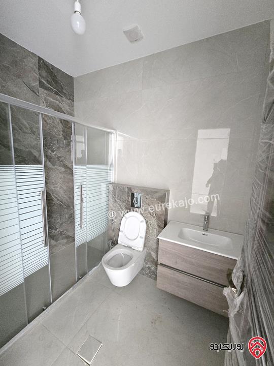 شقة جديدة مطلة فارغة مساحة 240م للإيجار في عمان - الرابية