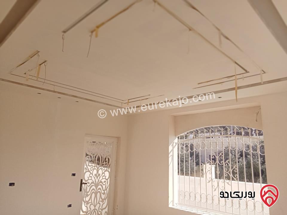 بيت مستقل مساحة 400م على أرض 519م للبيع في الزرقاء – شومر بناء حجر فاخر مع جميع الخدمات