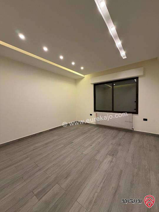 شقة طابق ارضي مساحة 247م مع ترس 40م سوبر ديلوكس للبيع في عمان - طريق المطار 