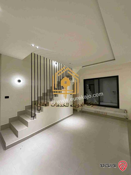 شقة فارغة طابق ثالث دوبلكس مساحة 230م للايجار في عمان - حي الصحابة 