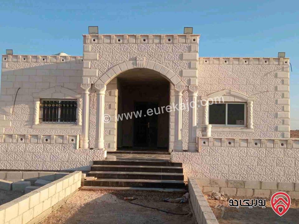 بيت مستقل مساحة 130م على أرض 5 دونم للبيع في المفرق