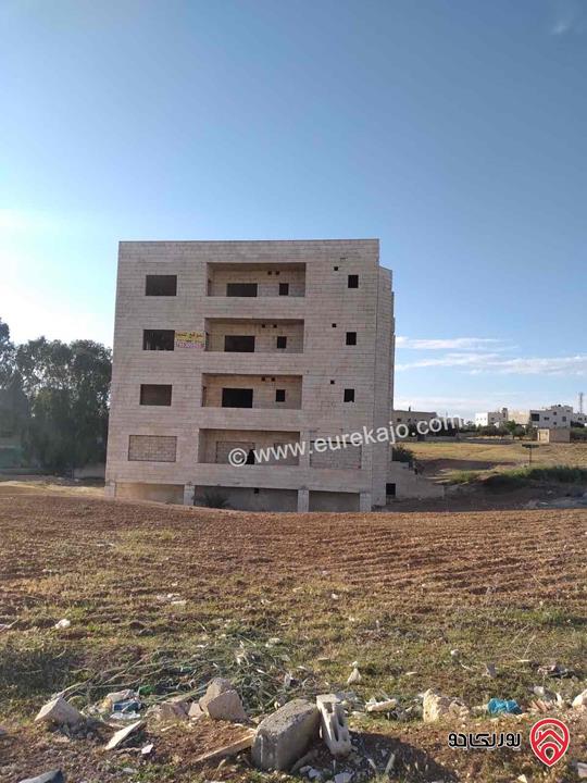 قطعة أرض استثمارية مساحة 4 دونم تقريباً وعليها عمارة 700م للبيع في مادبا 