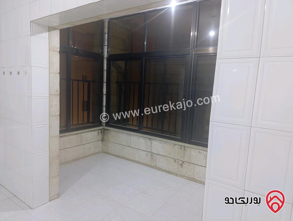 شقة طابق ثالث مساحة 160م وروف 30م للبيع في عمان - ام اذينة