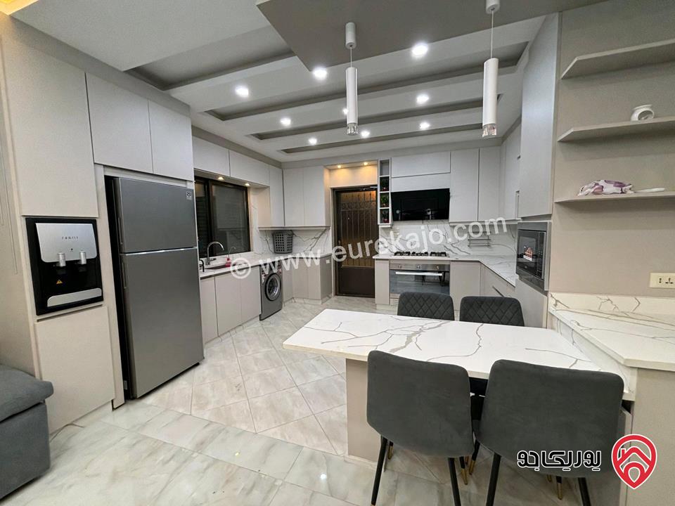 شقة كبيرة مساحة 200م داخلي مع ترس 120م للايجار مفروشة في عمان - الجبيهة حي المنصور