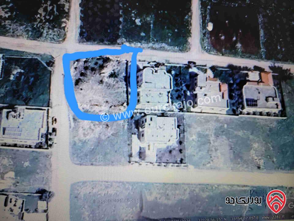 قطعة أرض صخرية مساحة 801م للبيع في اربد - الحصن مرتفعة مطلة على سهل حوران على شارعين منطقة فلل 