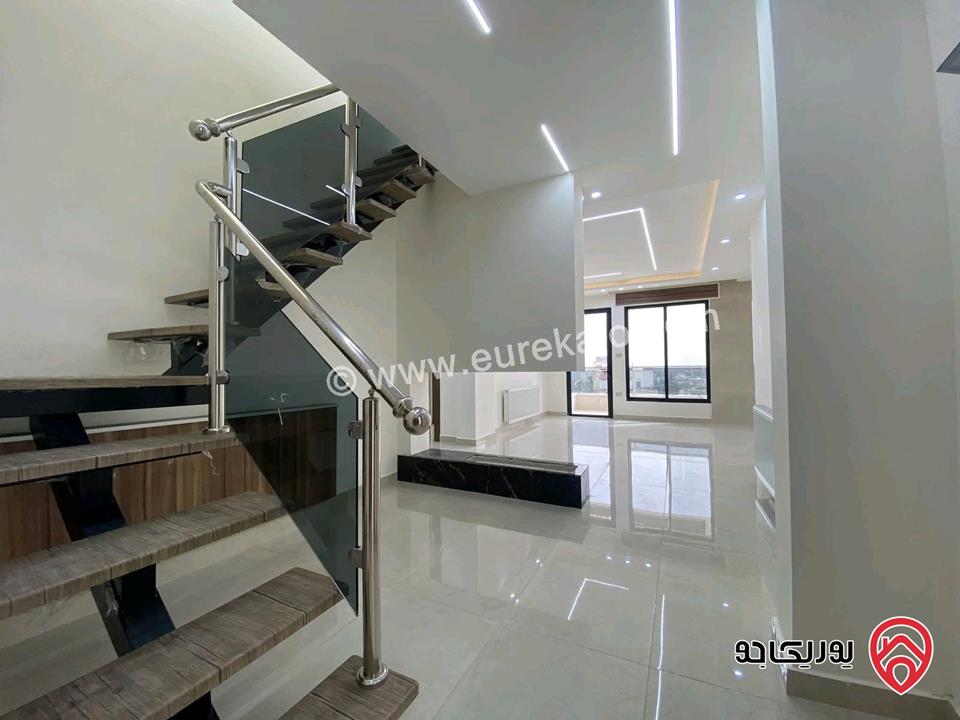 شقة طابق ثالث دوبلكس مساحة 320م معفية من الرسوم للبيع في عمان - طريق المطار الحويطي 