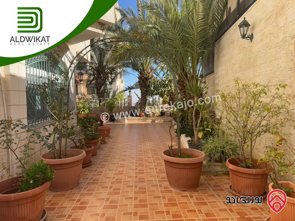 فيلا مساحة الارض 760م ومساحة البناء 800م ومساحة الحديقة 400م للبيع في عمان - الجبيهة/ خلف الجامعة الاردنية