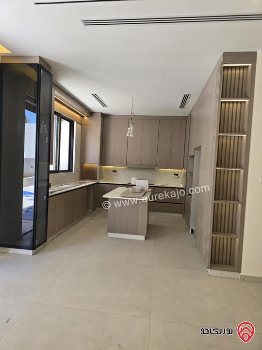 شقة فاخرة شبه ارضية مساحة 250م داخلي و 300م خارجي للإيجار في عمان -  دابوق 