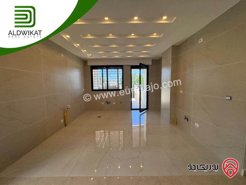 شقة ارضية للبيع في عمان - رجم عميش / طريق المطار مساحة البناء 210م ومساحة الحديقة 200م