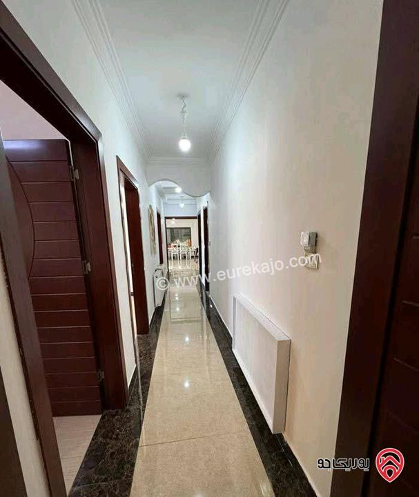 شقة فارغة طابق ثالث مع روف مساحة 260م للايجار في عمان - الرابية  