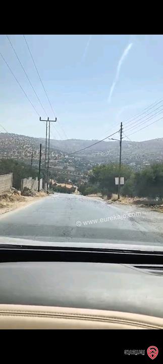 أرض مساحة 1 دونم و 616م للبيع في الزرقاء - صروت بموقع ولا اروع مطلة على جبال جرش و العالوك بين عمان وجرش تصلح لمنزل او مزرعة