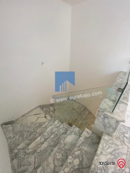 فيلا مستقلة فاخرة مساحة 700م على ارض 1 دونم و 350م للبيع في عمان - أم السماق الشمالي قرب التلاوي وخلف السنترو 