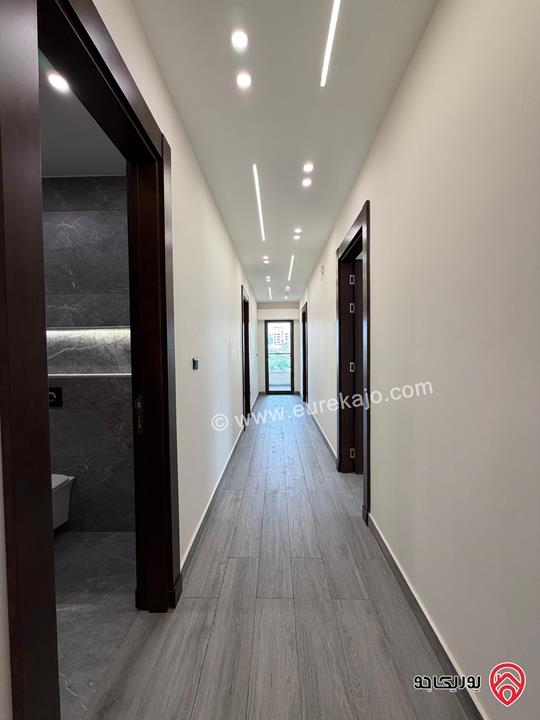 شقة طابق ارضي مساحة 247م مع ترس 40م سوبر ديلوكس للبيع في عمان - طريق المطار 