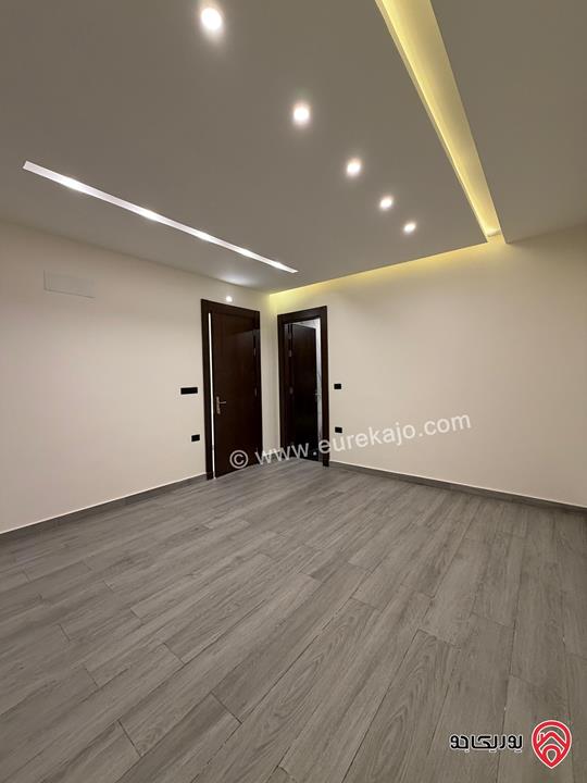 شقة طابق ارضي مساحة 247م مع ترس 40م سوبر ديلوكس للبيع في عمان - طريق المطار 