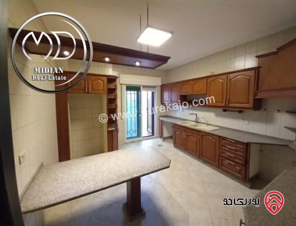 شقة شبه ارضي فارغة للايجار في عمان - الدوار السابع مساحة 190م مع ترس و حديقة 100م تشطيبات سوبر ديلوكس