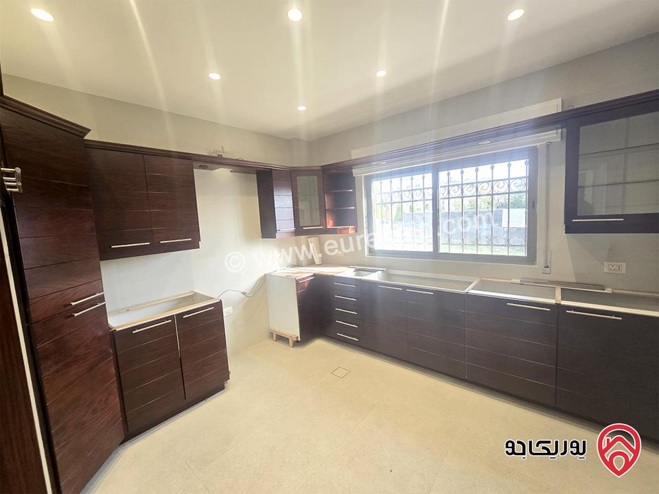 شقة ارضية فارغة مساحة 200م داخلي و 50م خارجي للإيجار السنوي مجددة بالكامل مع كراج و مدخل وتراس خاص في عمان - ضاحية الأمير راشد