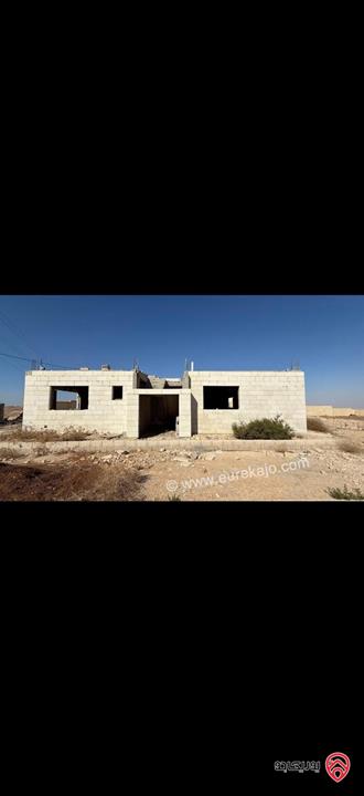 قطعة أرض مساحة 2 دونم عليها منزل غير مشطب 200م للبيع في الزرقاء - جريبا