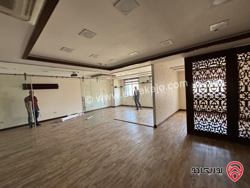 مكتب مميز مساحة 102م للايجار او للبيع في عمان - السابع منطقة حيوية جدا جاهز للاستعمال ديكور كامل