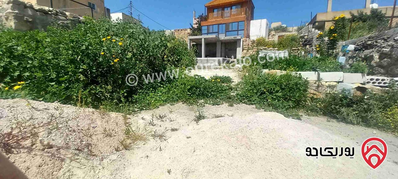 شاليه ومزرعة مساحة الأرض 900م للبيع في اربد لواء بني كنانة قرية حاتم