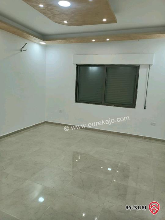 شقة تسوية مفرغة مساحة 165م داخلي و 60م خارجي للبيع في اربد