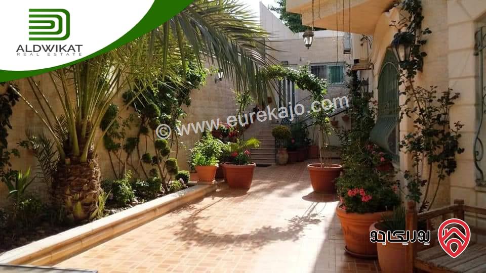 فيلا مساحة الارض 760م ومساحة البناء 800م ومساحة الحديقة 400م للبيع في عمان - الجبيهة/ خلف الجامعة الاردنية