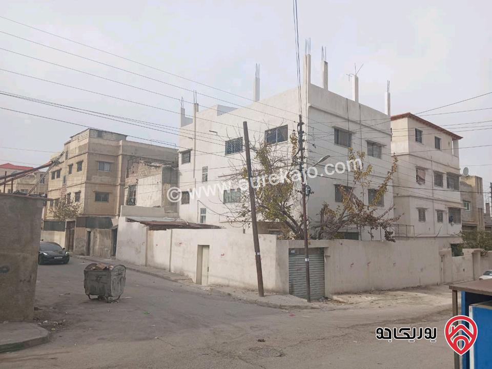 بيت مكون من ثلاث طوابق مساحة 330م على أرض 245م مشترك مع شخص واحد للبيع في عمان - الوحدات حي ام تينة