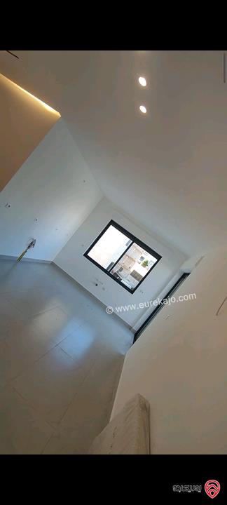 شقة مميزة جديدة طابق ثاني مساحة 135م للبيع في عمان - دير غبار