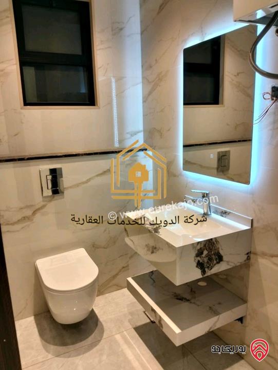 شقة طابق ثالث مع روف دوبلكس مساحة 185م فارغة للإيجار في عمان - الجندويل 