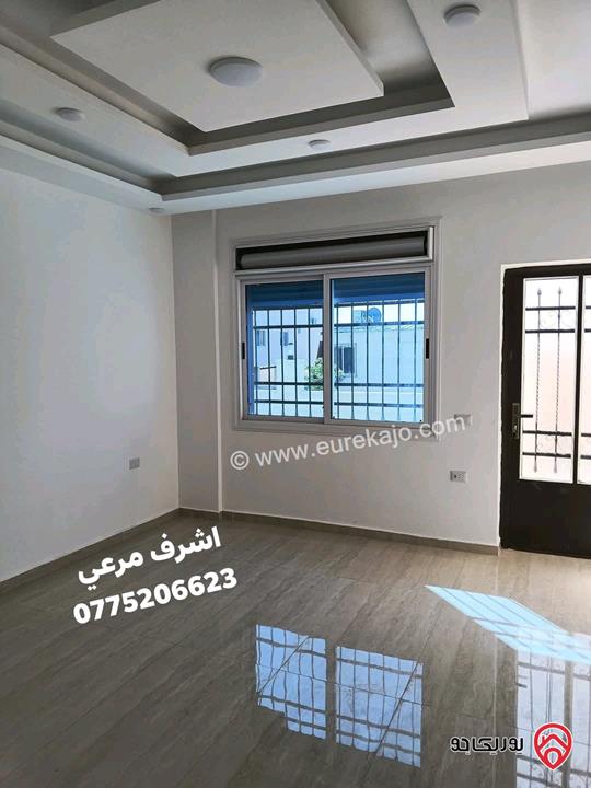 شقة طابق ارضي مساحة 135م مع ترس لم تسكن للبيع في الزرقاء 