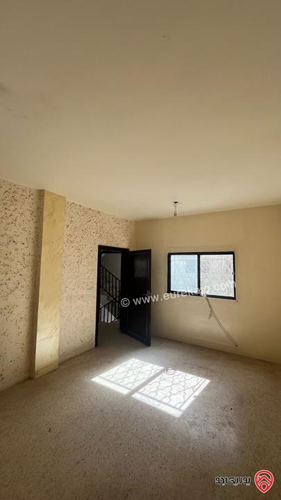 عمارة بسعر شقة مكونة من طابقين على أرض 152م، بالإضافة إلى تسوية تصلح للاستثمار و للعائلات للبيع في الرصيفة