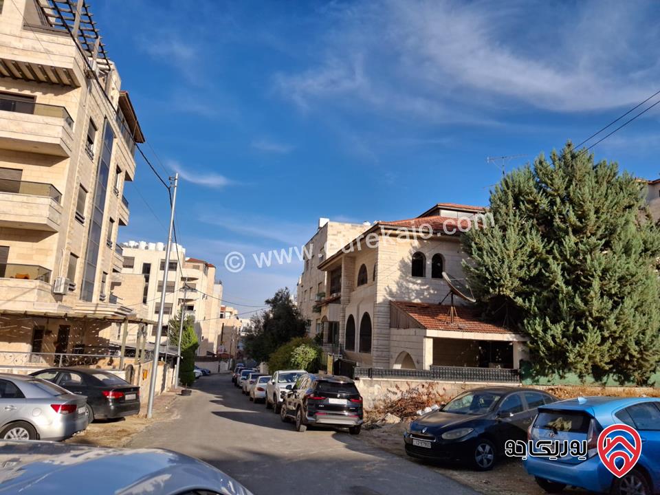 قطعة أرض مساحة 525م عليها بناء قديم 700م للبيع في عمان - السابع ام السماق الجنوبي 