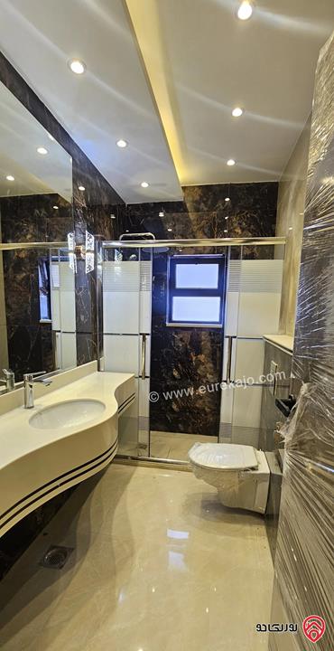 شقة أرضية مساحة 200م داخلي و 40م خارجي للبيع في عمان -  الجبيهة