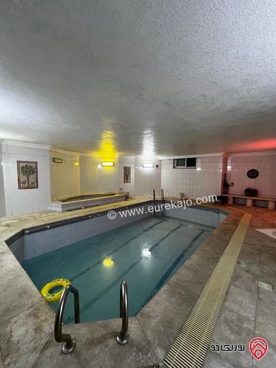 شقة مفروشة مع مسبح شبه ارضية مساحة 200م داخلي و 100م خارجي للايجار في عمان - عبدون