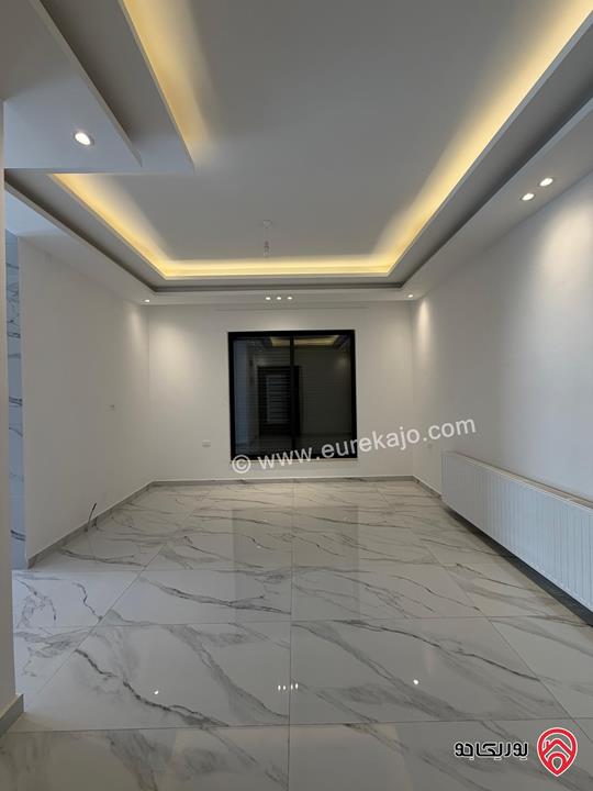 شقة سوبر ديلوكس طابق ثالث مع روف مساحة 229م داخلي و 120م خارجي للبيع في عمان - حي الصحابة  