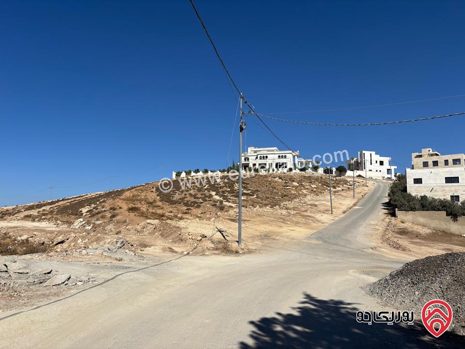 أراضي سكنية مكونة من 15 قطعة المساحات من 1000م - 1100م للبيع في السلط - السرو على اجمل تلال السرو بإطلالة رائعة على عمان والسلط