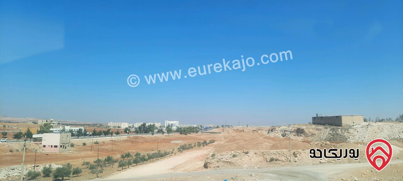 أرض مساحة 3 دونم و 650م للبيع في اربد تقع بين جامعة إربد الأهلية وجامعة جدارا