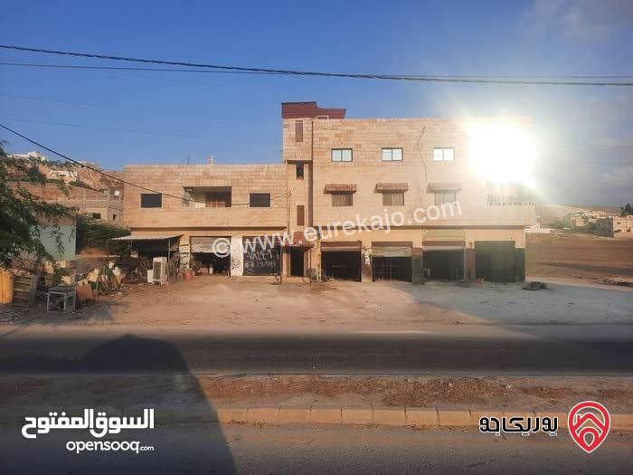 قطعة أرض مساحة 800م عليها بناء 400م 7 مخازن و 4 شقق للبيع في اربد - أراضي الشونة الشمالية