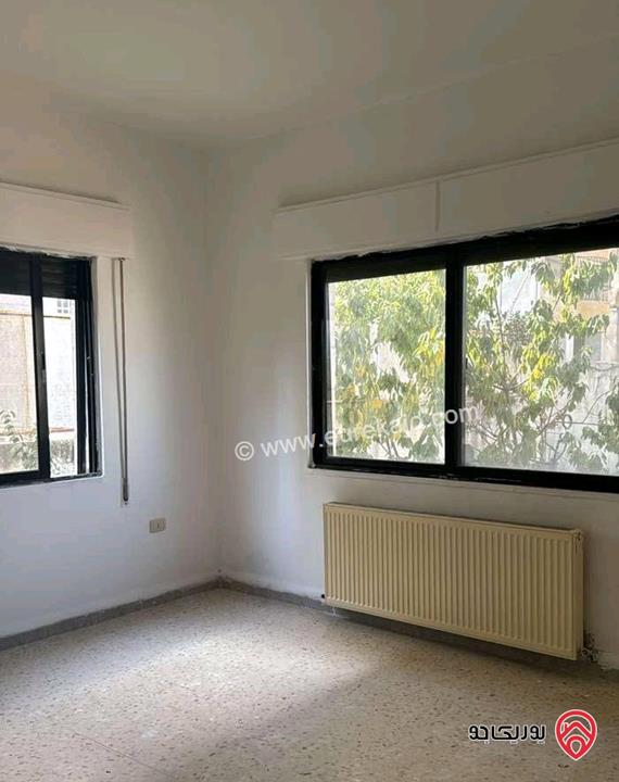 شقة فارغة طابق ثاني مساحة 150م للايجار في عمان - خلدا