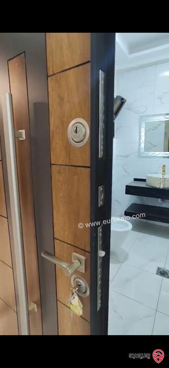 شقة ارضية مساحة 215م داخلي و 40م خارجي للبيع في عمان - الجبيهة 